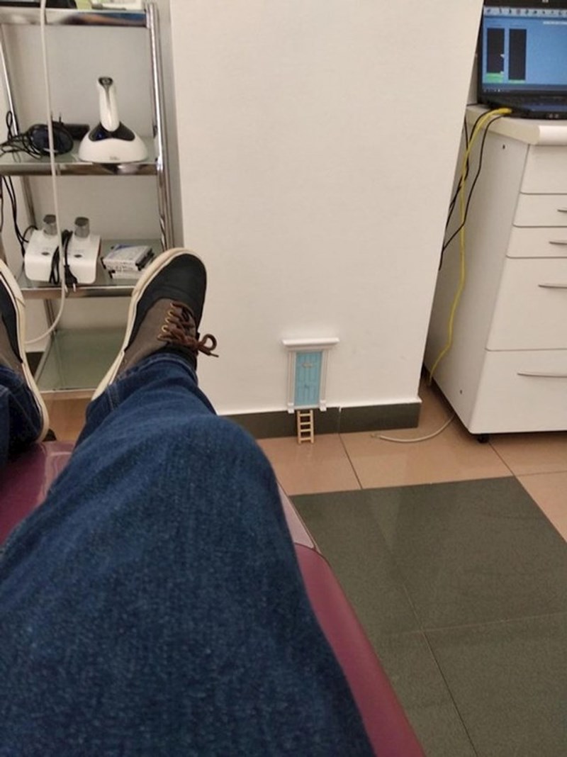 "U mojoj zemlji ne psotoji zubić vila, već miš koji uzima zubi nagrađuje djecu, a ovo je u ordinaciji mog zubara. Izgleda da tu živi miš!"