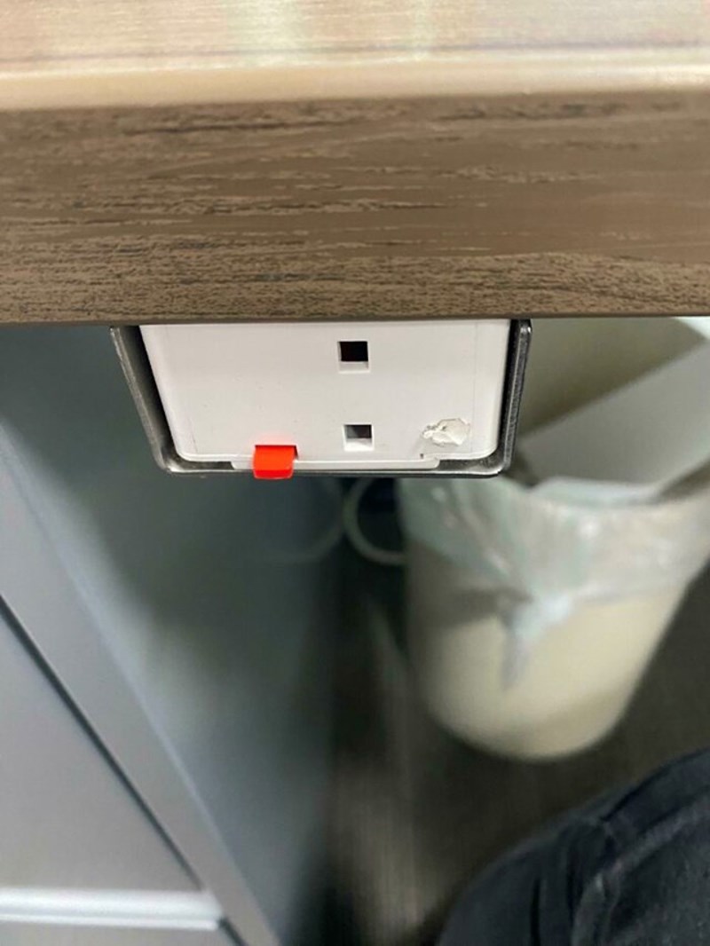 Nova sam na poslu, što je ovo na mom stolu?