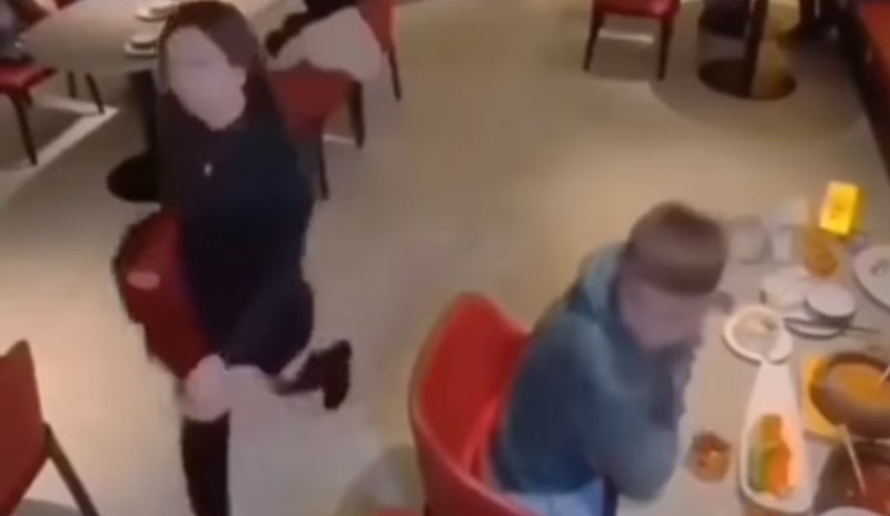 Bio je na spoju kad je iza njega prošla zgodna djevojka, snimka s nadzorne kamere je hit!