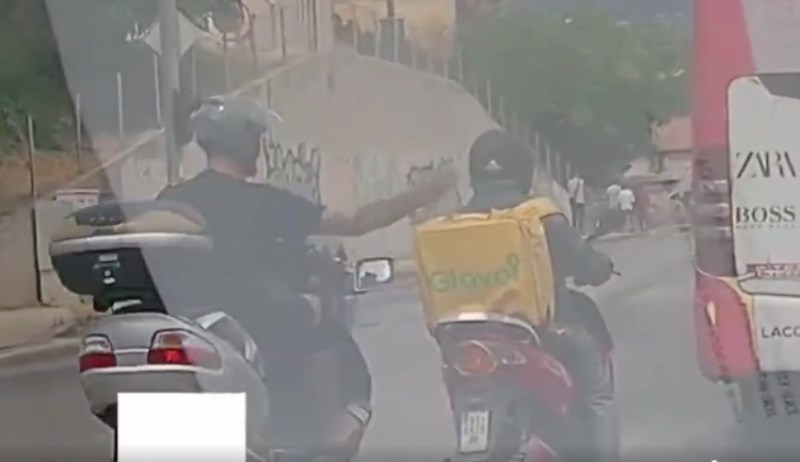 Scena iz Splita razljutila je mnoge, pogledajte što je vozač skutera napravio stranom dostavljaču
