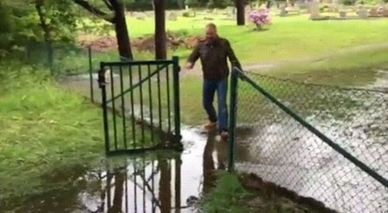 Pokušao je ostati suhih cipela, tisuće ljudi umiru od smijeha zbog načina na koji je to izveo