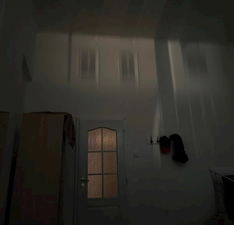 "Jutros je svjetlost napravila projekciju zgrade preko puta na zidu moje sobe"