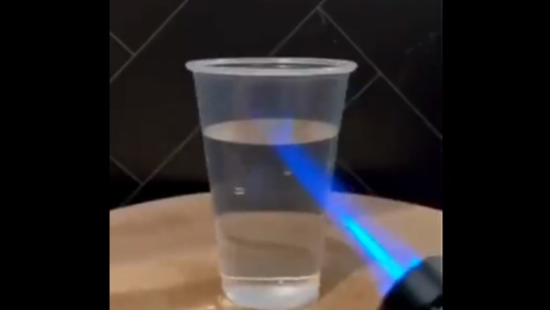 Novi trend osvojio je internet, znate li što se dogodi kad zapalite plastičnu čašu s vodom?