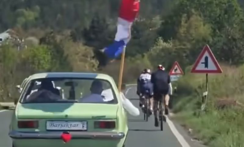 Scena sa svadbe u Imotskom skupila je 5 tisuća lajkova, pogledajte što su likovi izveli na cesti