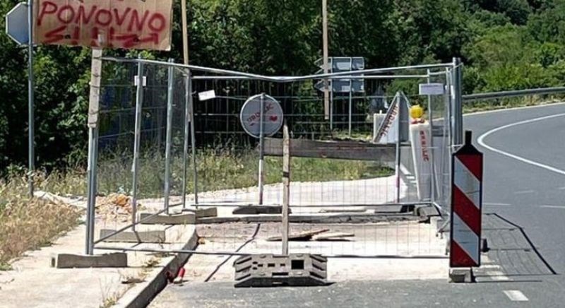 Fotka radova na cesti kraj Imotskog je pravi hit, pogledajte kakvu poruku su ostavili radnicima