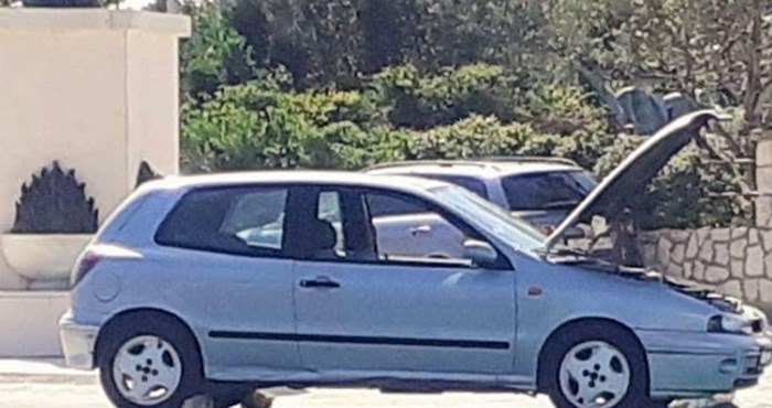 Fotka iz Dalmacije je obišla svijet: Morate vidjeti kako tip popravlja auto