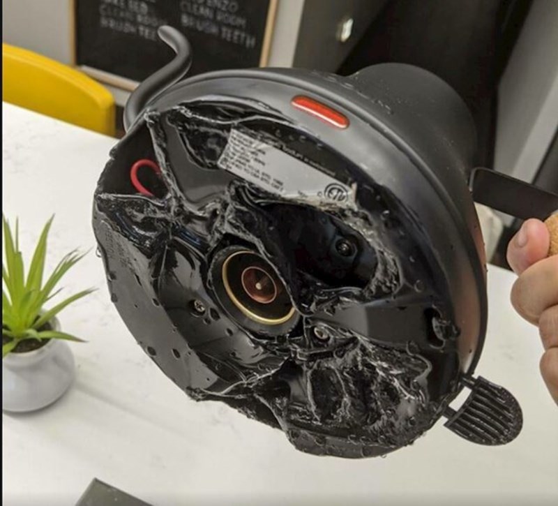 "Pa što, rekao si da je to kuhalo za kavu! Pokušala sam skuhati kavu!"