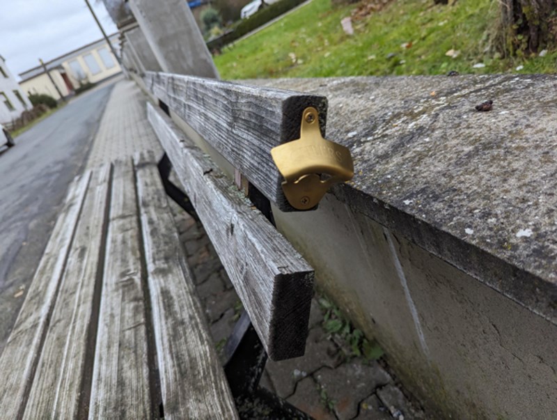 Klupa ima ugrađen otvarač za boce