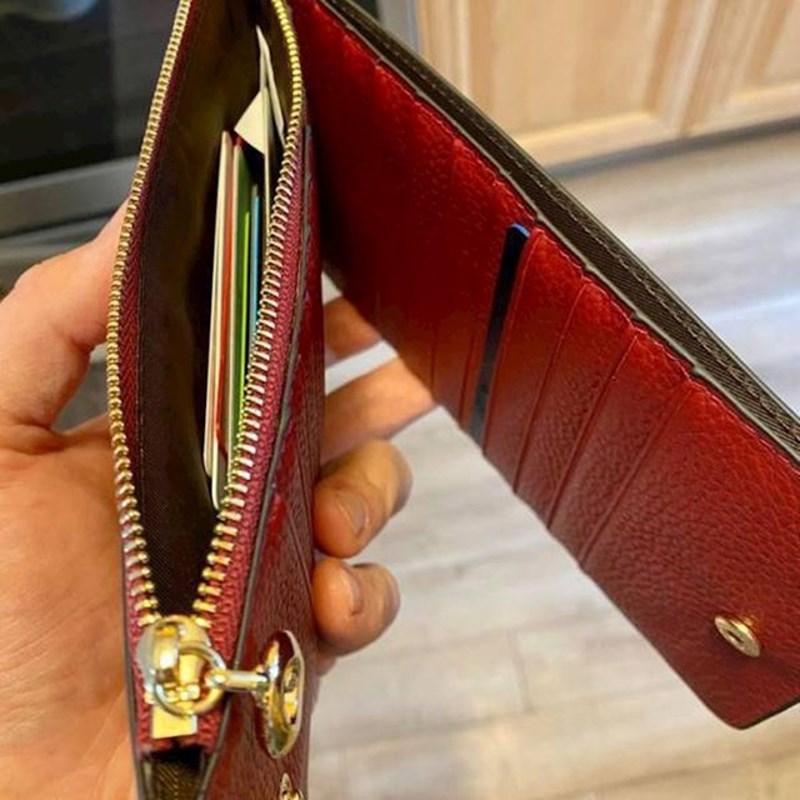 Moja žena kartice drži u pretincu za kovanice