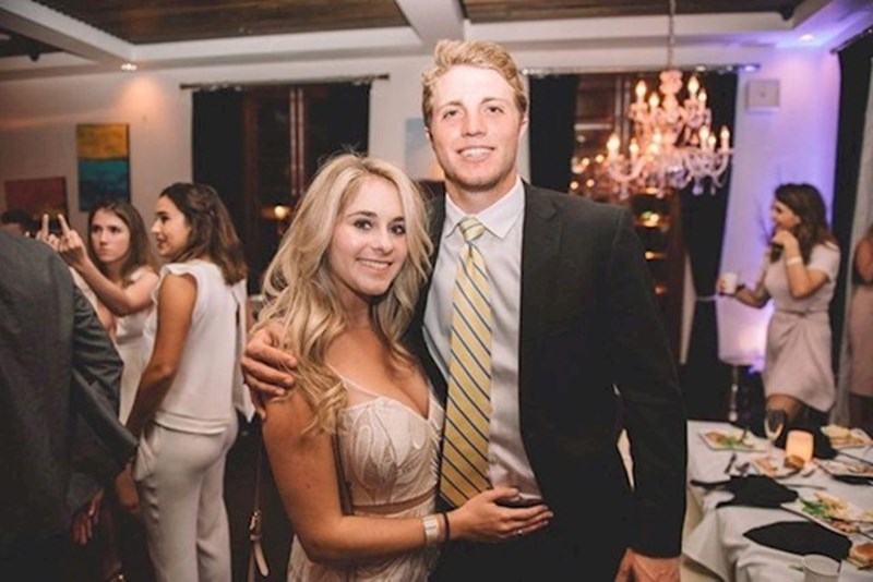 Pogledajte djevojku u lijevom kutu