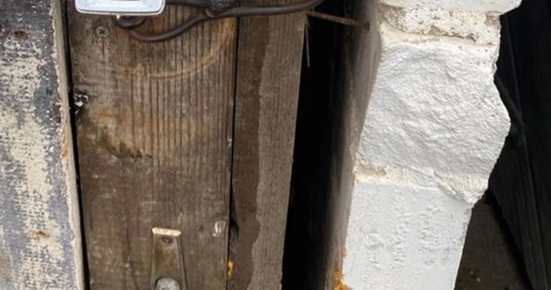 Netko je na vrata vanjskog toaleta dodao bizaran detalj, nasmijat ćete se kad vidite o čemu je riječ