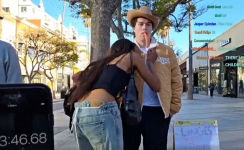 Tip je odlučio 38 sati stajati nepomično na ulici, video što su mu sve ljudi radili je nevjerojatan!