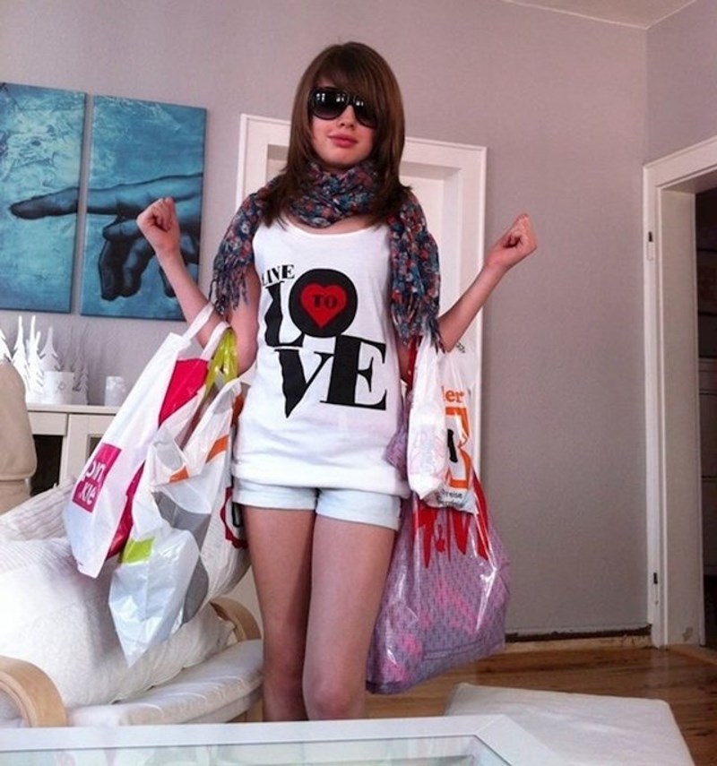 Ja s 12 godina, nakon što sam bila u shopingu s tatom. Izgledam kao da ću upravo zatražiti šefa trgovine.