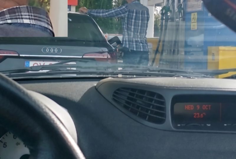 Vidite tipa koji toči gorivo na slici? Riječima je nemoguće opisati tetovažu koju ima nasred glave