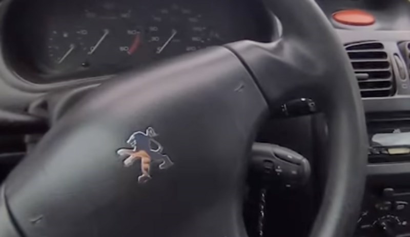 Tip je otkrio skriveni pretinac u Peugeot autima, ljudi su u šoku da to prije nisu znali