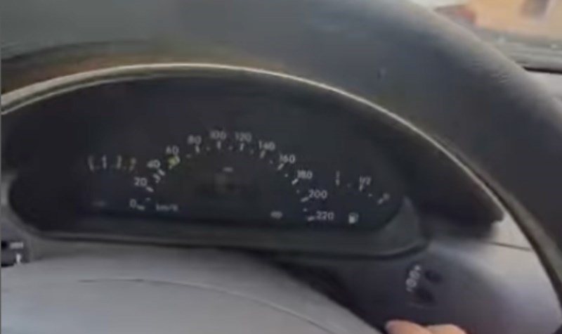 Pokazao kako se pali njegov stari Mercedes, ljudi pišu da je ovo najbolji video ikad