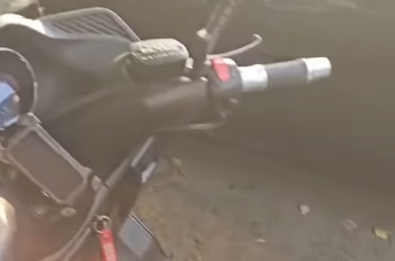 Širi se nevjerojatna snimka. Pogledajte što je tip pronašao u motociklu nakon što je došao s kupanja