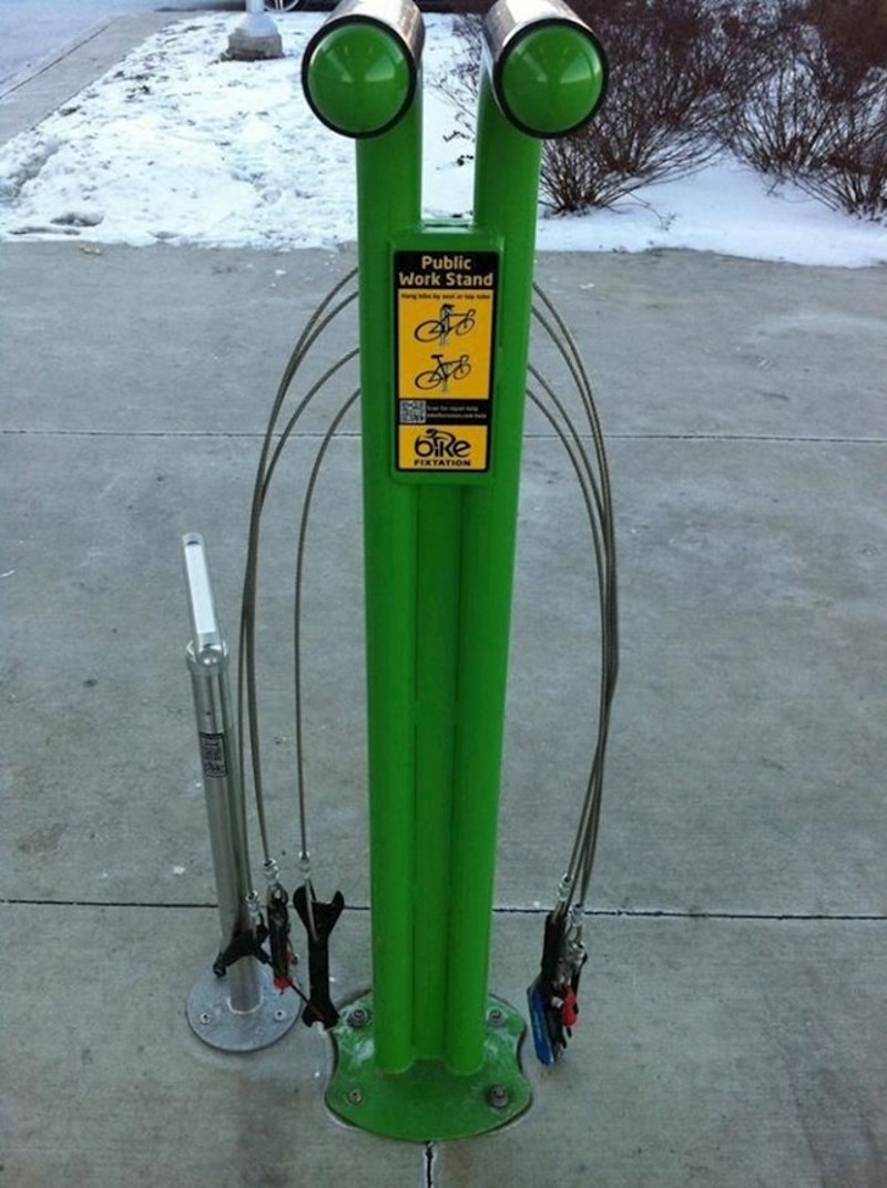 U jednoj školi imaju javne stanice za popravljanje bicikli sa svim potrebnim alatom i QR kodom koji vas vodi na YouTube upute kako popraviti bicikl