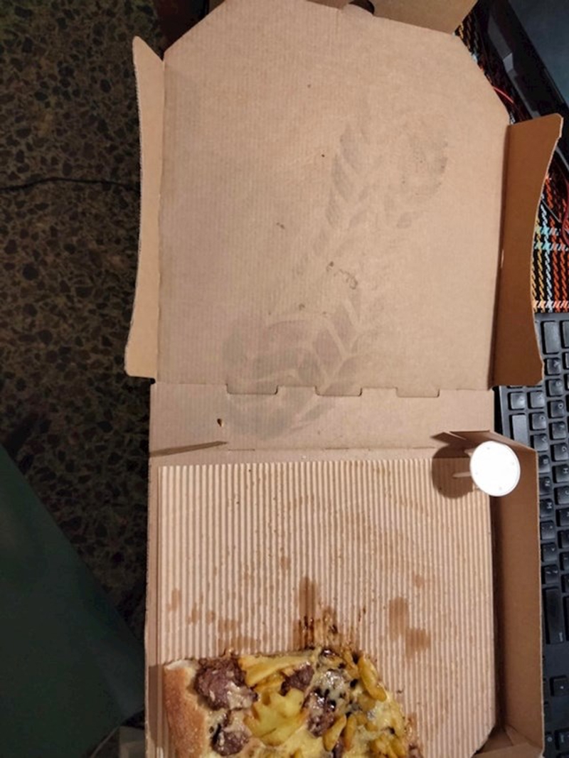 Ogroman otisak stopala na kutiji od pizze