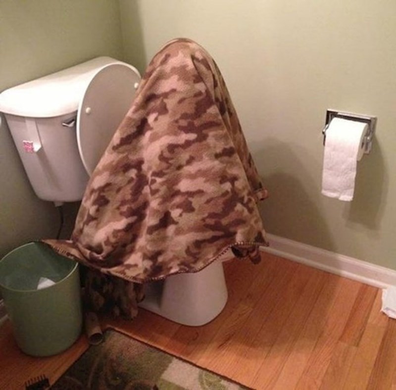 Kad mu je hladno ovako ide na WC