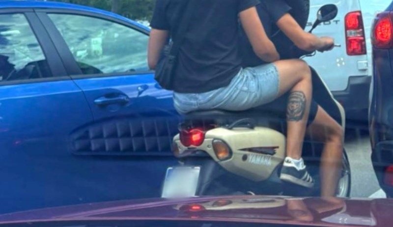 Bizarna fotka iz Splita obilazi regiju, pogledajte što je tip objesio oko vrata dok vozi skuter