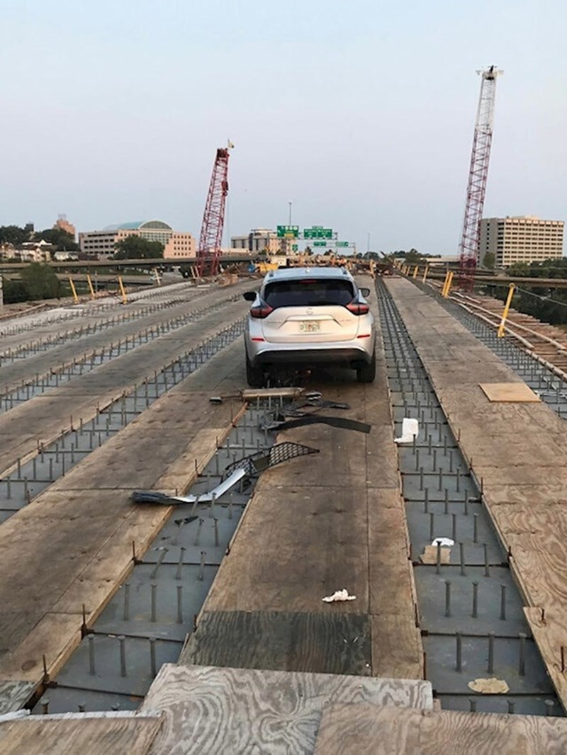 Zalutao na most u izgradnji