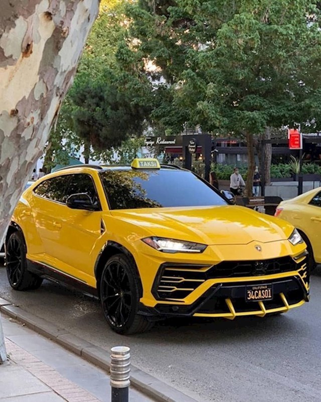 Danas sam vidio Lamborghini Urus u Istanbulu. Inače, ovo je taksi.