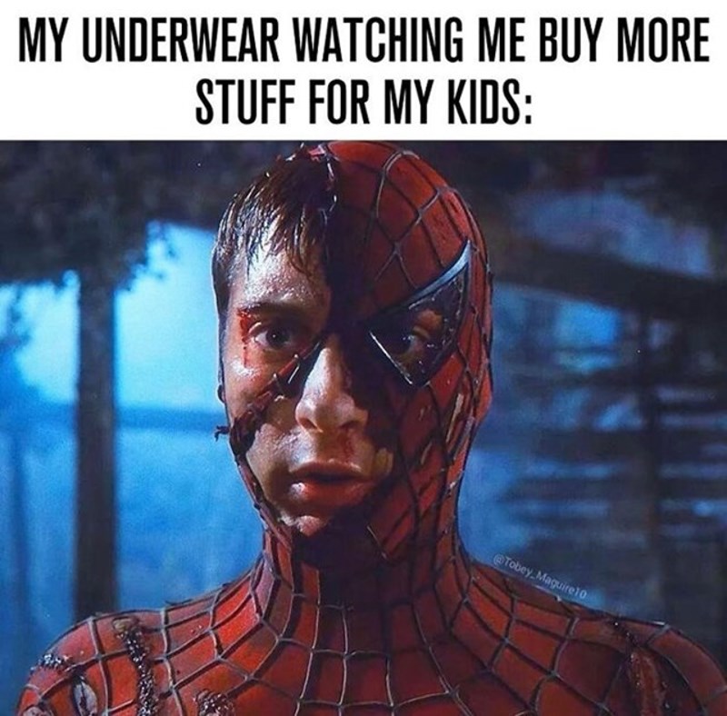 Moje donje rublje dok me gleda kako kupujem još nepotrebnih stvari za djecu