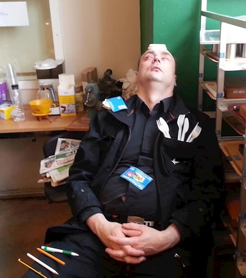 Moj kolega spava s otvorenim očima i to je prilično zastrašujuće