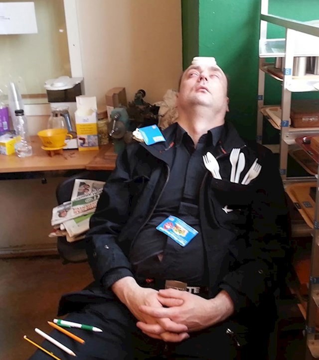 Moj kolega spava s otvorenim očima i to je prilično zastrašujuće