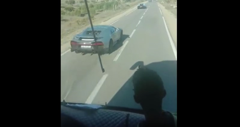 Grupa luksuznih Bugattija pretjecala je autobus, snimka je ubrzo postala viralna zbog scene na kraju