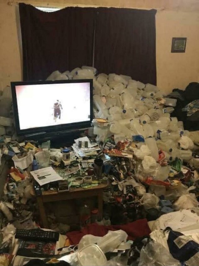 Prazne boce vode oko TV-a