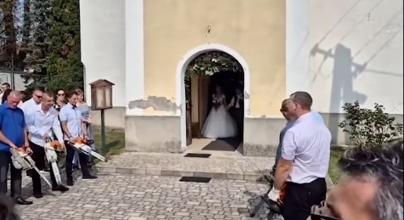 Je li ovo najluđi izlazak iz crkve ikad? Pogledajte scenu iz Srbije koja se širi regijom