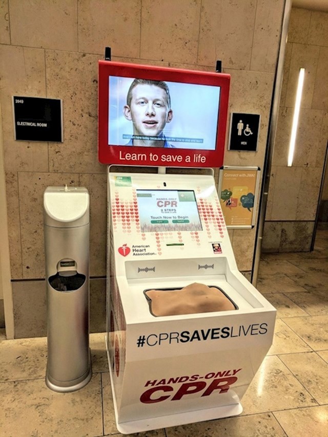 Automat za besplatno učenje prve pomoći.