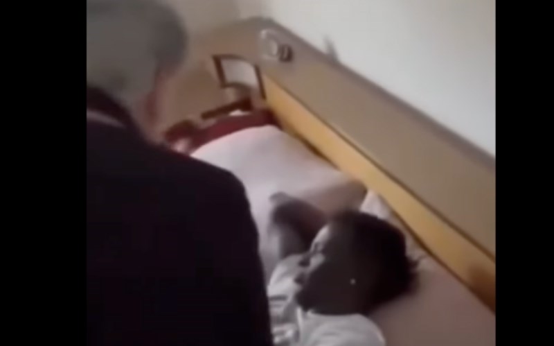 Baka iz Srbije je u krevetu zatekla tamnoputog mladića, njena zabrinuti komentar je apsolutni hit