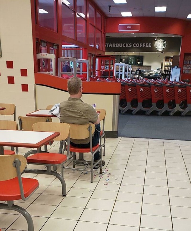 Sjedi satima i namjerno baca papiriće od čokolade na pod