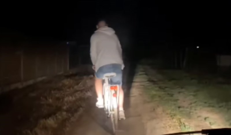 Snimao je prijatelja kako se pijan vraća kući biciklom, video ima milijun pregleda