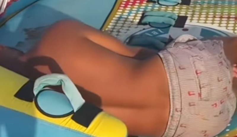 Hit snimka iz Crne Gore: tip je zaspao na plaži, morate vidjeti što su mu napravili prijatelji