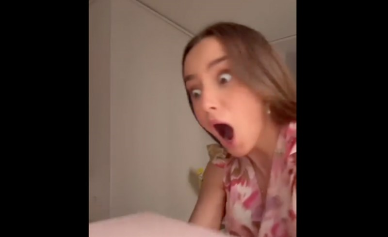 Djevojka je isprobavala novu kutiju za nakit, tek na usporenoj snimci ćete shvatiti što je šokiralo