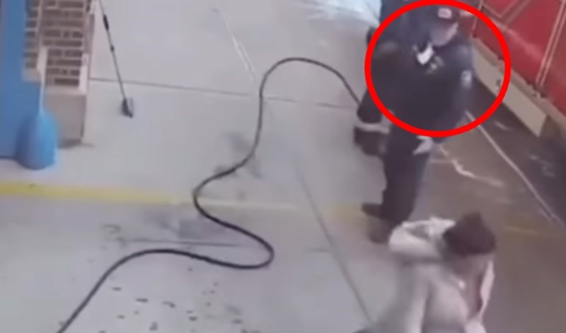 Žena je došla do vatrogasaca koji su prali kamion, ono što je napravila sve ih je ostavilo u šoku!