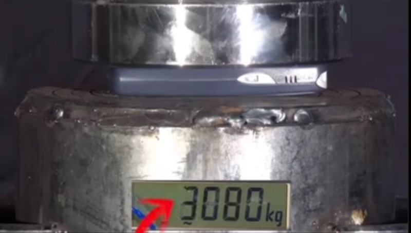 Legendarnu Nokiju pokušali su uništiti hidrauličnom prešom, iznenadit će vas koliko kg je izdržala