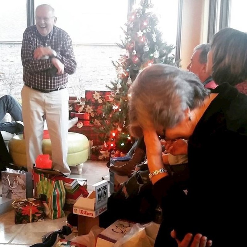 Moja baka se smije od neugode dok djed po tisućiti put prepričava priču kako je prdnuo u autobusu