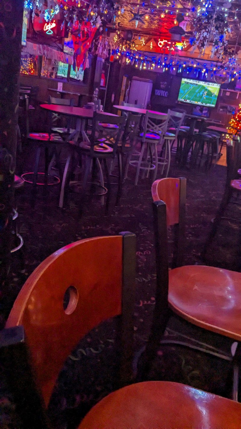 Skupio sam hrabrost da izađem i družim se. Apsolutno nikog nije bilo u baru