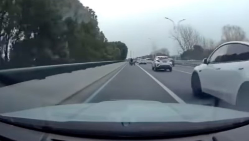 Tip je odlučio voziti traktor po brzoj cesti, nemoguće se ne nasmijati na scenu koja je uslijedila