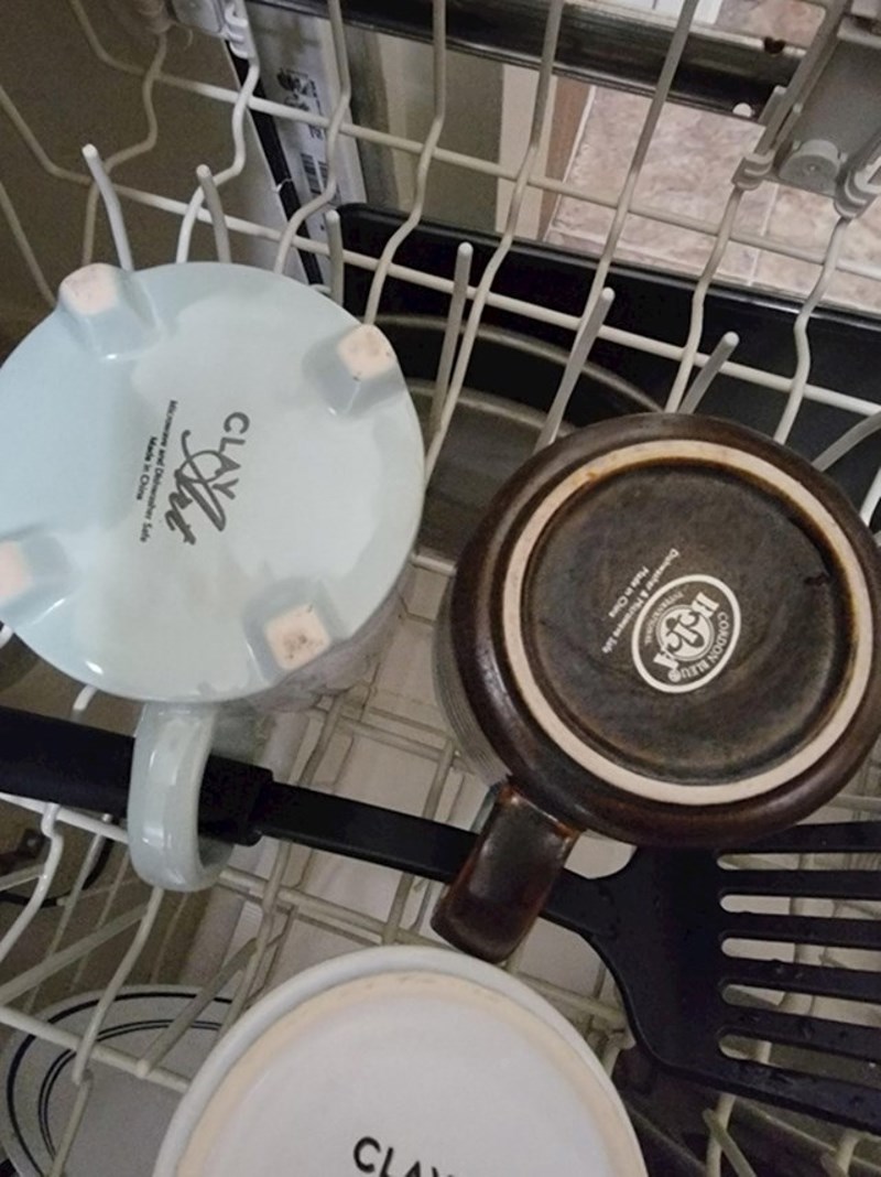 Ako stavite špatulu između ručki od šalica, neće ići po cijeloj perilici dok se pere