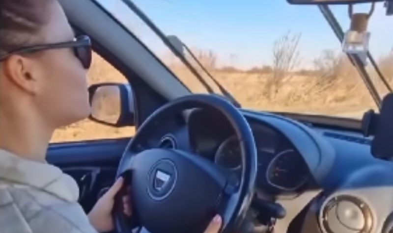 Djevojka je sjela u novi auto i bila uvjerena da rastura vožnju, muž je to morao snimiti!