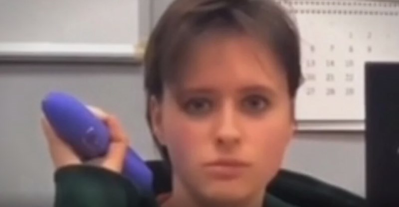 Djevojka se odlučila malo relaksirati, kolege su umrli od smijeha kad su shvatili što radi