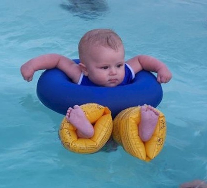 Stalno se naginjao piti vodu iz bazena pa smo mu stavili plutalice na noge pa sad više ne može dohvatiti