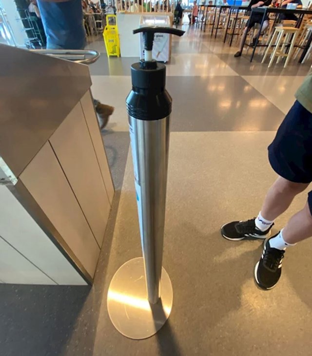 Veliki dispenzer za dezinfekciju u IKEA-i