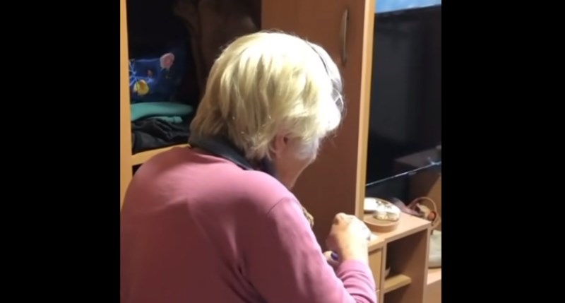 Snimio je baku što uvijek kriomice radi iza ručka, snimka je legendarna